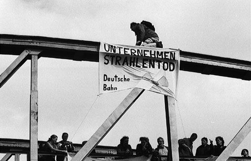 3.10.2000 - Brückenbesetzung in Seerau. Bild: T. Vogt / randbild