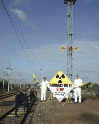 11.11.2001 – Greenpeace-Aktion in Valogne; Bild: de.indymedia.org