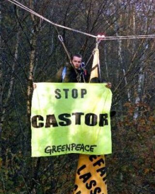 13.11.2001 – Greenpeace-Aktivist über Transportstrecke, Bild: de.indymedia.org