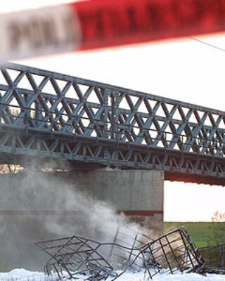 24.10.2001 – Brandanschlag auf Bahnbrücke bei Hitzacker, Bild: randbild / Timo Vogt