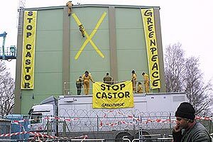 8.3.2001 – Greenpeace besetzt Verladekran in Dannenberg, Foto: Timo Vogt/randbild