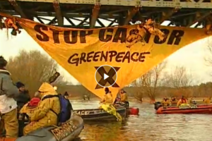 Video: Greenpeace besetzt Jeetzel-Brücke