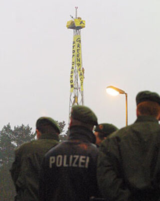 16.3.2001 – Greenpeace besetzt Sendemast im Zwischenlager Gorleben; Bild: Timo Vogt, randbild