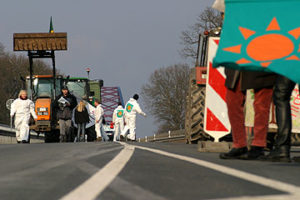 28.2.2004 – Aktionstag gegen Rossendorf-Castoren, Aktion auf der Dömitzer Brücke; Foto: Timo Vogt/randbild