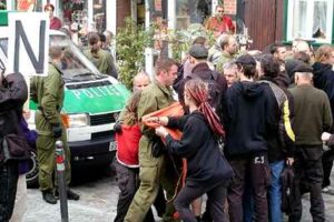 12.8.2005 – Protest nach Hausdurchsuchung in Dannenberg, Bild: R. Groß / EJZ