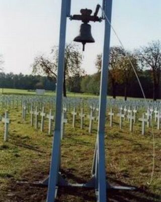 11.10.02 – Einweihung des Glockenturms auf dem Ehrenfriedhof „Gewissensruhe“. Foto: gewissensruhe.de