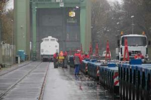 14.11.2005 – Tieflader aud Verladebahnhof Dannenberg, Foto: EJZ / Groß