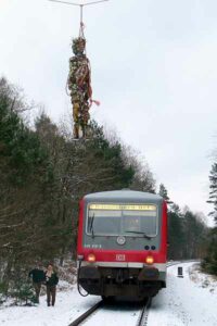 15.2.2005 – Trash-People über Gleisen, Foto: R. Groß / ejz