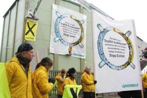 21.10.2003 – Greenpeace-Protest am Verladekran Dannenberg, Bild: EJZ / Feuerriegel