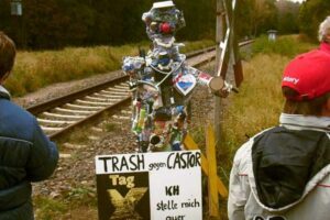 Oktober 2004: Trash-People an Bahnstrecke gefunden