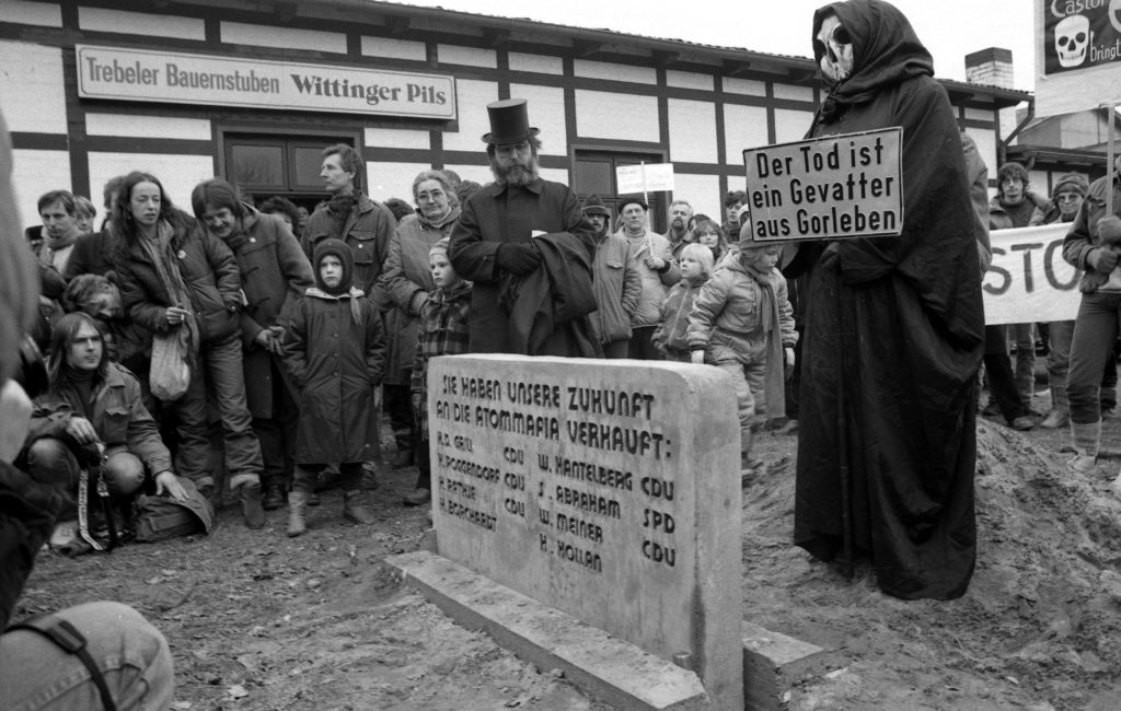 Aktionstage Gorleben Februar 1985 23./24.2.1985 - Aktionstage, Mahnstein in Trebel. Foto: G. Zint