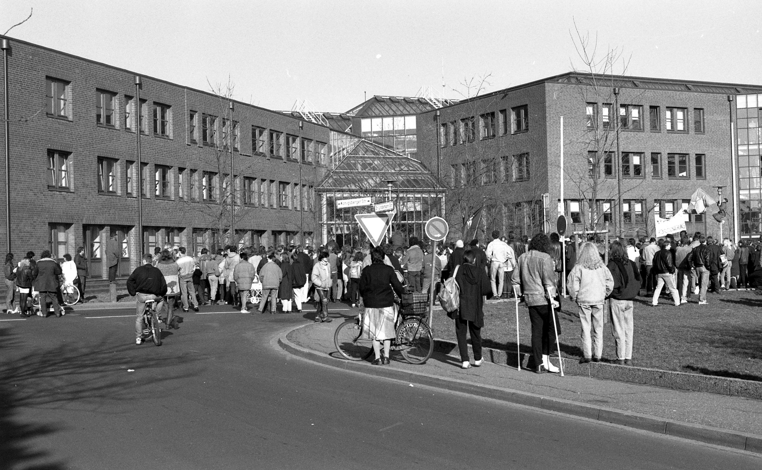 1990: Protest vor dem Kreishaus. Bild: G. Zint