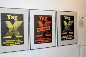 TAGX-Plakate im Gorleben Archiv: links Urversion und 1984 verboten, mitte und rechts mit Beuys-Signatur. Foto: EJZ/Beyer