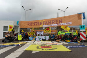 26.11.22 – „Runterfahren“-Blockade in Neckarwestheim. Foto: Moritz Heck