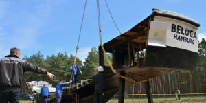 13.5.2013 - Beluga-Mahnmal in Gorleben wird errichtet. Bild: Publixviewing